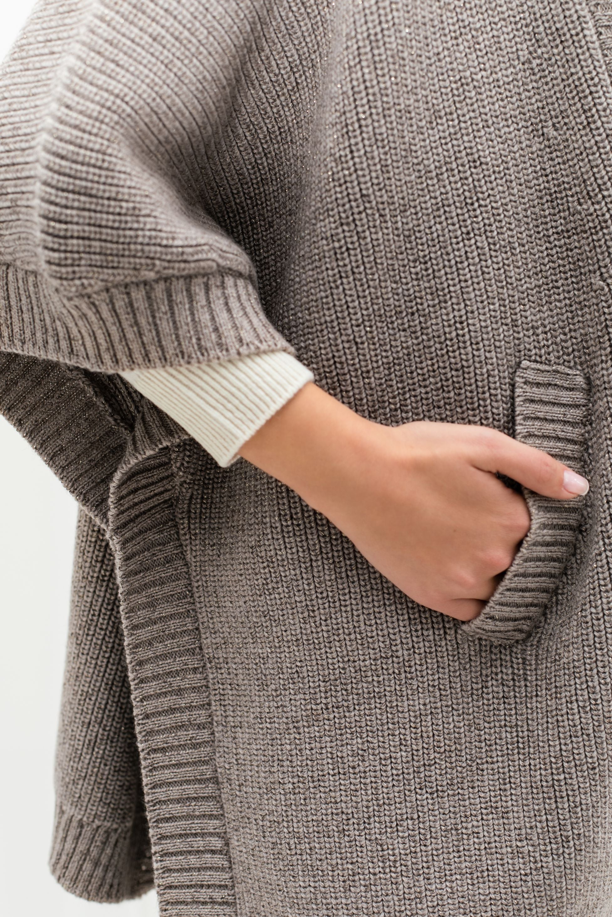 Poncho women made of natural fibers